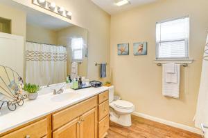 Ένα μπάνιο στο Half-Mi to Galveston Strand Charming Home with Yard +18 φωτογραφίες