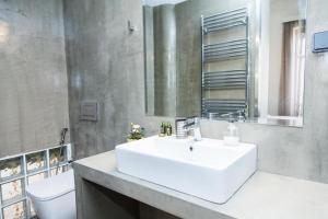 Koupelna v ubytování Aθens Dome - Apartments by Live&Travel + 37 fotografií