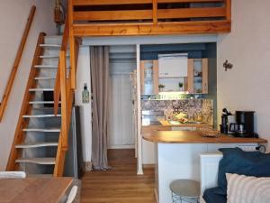 Cette chambre comprend une cuisine et une mezzanine. dans l'établissement Maison à La Palmyre, proche commerces et plages, aux Mathes 21 autres photos