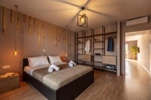 Postel nebo postele na pokoji v ubytování Semiso Beach Suites + 37 fotografií