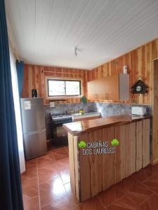 una cucina con frigorifero e piano di lavoro di Cabañas Dos Laureles a Coñaripe