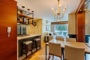 a kitchen and dining room with a table and chairs at Lindo Apto c/ 2 Quartos em Canela DAL207 in Canela