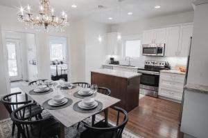eine Küche mit einem Esstisch mit Stühlen und einem Kronleuchter in der Unterkunft DOWNTOWN KINGBED 4Br FIREPLACE BIKELANE in Edmonton