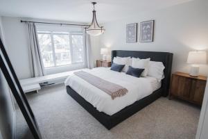 ein Schlafzimmer mit großem Bett und Fenster in der Unterkunft DOWNTOWN KINGBED 4Br FIREPLACE BIKELANE in Edmonton