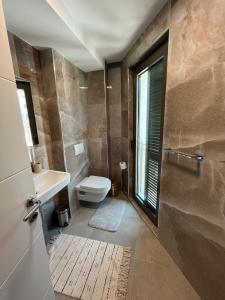 Koupelna v ubytování Beachfront apartment with sea view