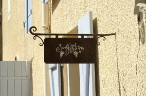 メーズにあるSaint Paul le Marseillais Gitesの建物の側面に掛けられた看板 +27枚の写真