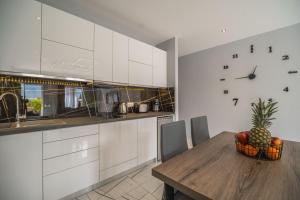 Kuchyňa alebo kuchynka v ubytovaní Semiso Beach Suites