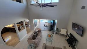 eine Draufsicht auf ein Wohnzimmer mit einer Couch in der Unterkunft SW Florida Waterfront Home in Cape Coral