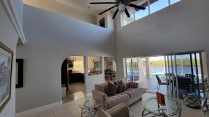 ein Wohnzimmer mit Couch und Glastischen in der Unterkunft SW Florida Waterfront Home in Cape Coral