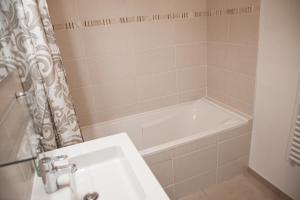 ポルニシェにあるAu coeur de ville - à proximité de toutの洗面台と浴槽のあるバスルーム