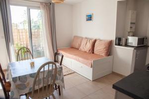 ポルニシェにあるAu coeur de ville - à proximité de toutのソファとテーブルのあるリビングルーム +3枚の写真