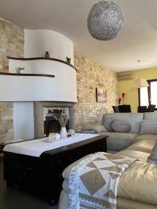 Una sala de estar con chimenea y un sofá. en Maison Eclat, en Villasimius