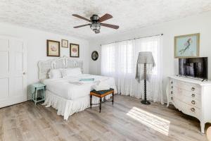 Ένα ή περισσότερα κρεβάτια σε δωμάτιο στο Steps to Shore Spacious Bethany Beach Retreat