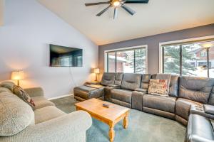 Posezení v ubytování Home with Mtn Views in Frisco Near 3 Ski Resorts!