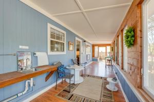 Χώρος καθιστικού στο 1 Mi to Fishing Pier Apalachicola Bay Getaway!