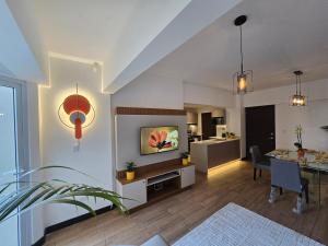 a living room with a table and a dining room at Apartment in Xela Quetzaltengo Interplaza hogar calido in Quetzaltenango