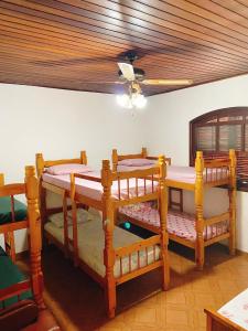 three bunk beds in a room with a ceiling at Sítio Pand'Oro in Atibaia