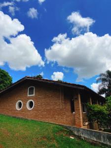 a brick house with two windows on the side of it at Sítio Pand'Oro in Atibaia