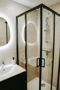 ein Bad mit einer Dusche, einem Waschbecken und einer Dusche in der Unterkunft Appartement cosy proche centre, marché de Noël in Metz + 25 Fotos