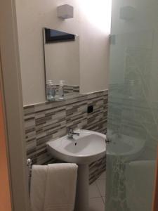 ein Bad mit einem Waschbecken und einem Spiegel in der Unterkunft B&B Massimo Centro in Catania