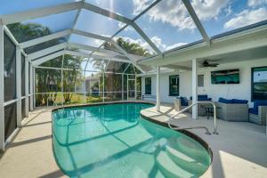 Piscina de la sau aproape de Canal-Front Gem with Hot Tub, Foosball in Cape Coral