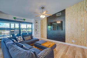 O zonă de relaxare la Canal-Front Gem with Hot Tub, Foosball in Cape Coral