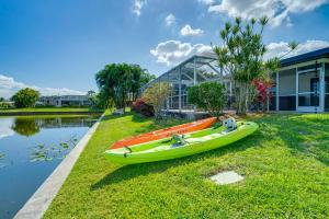 O grădină în afara Canal-Front Gem with Hot Tub, Foosball in Cape Coral