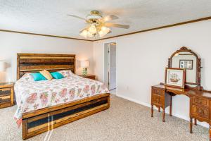 Postel nebo postele na pokoji v ubytování Fish On-Site Lake Murray Family Home