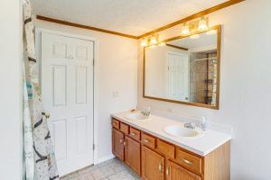 Koupelna v ubytování Fish On-Site Lake Murray Family Home + 20 fotografií