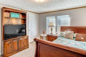 TV a/nebo společenská místnost v ubytování Fish On-Site Lake Murray Family Home