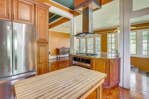 Galeriebild der Unterkunft 1 Mi to Dtwn Meridian Historic Home with Porch! in Meridian