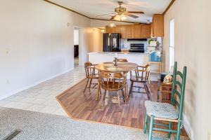 Kuchyň nebo kuchyňský kout v ubytování Fish On-Site Lake Murray Family Home