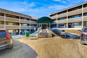 plac zabaw przed budynkiem w obiekcie 1 Bed 1 Bath Vacation home in Newry w mieście Newry