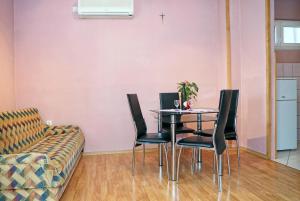 een eetkamer met een tafel en stoelen en een bank bij Apartment Ana Banana in Zadar