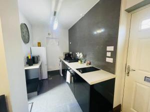Kuchyň nebo kuchyňský kout v ubytování Cosy 1BR Apt, City Centre, Free Parking, By DerBnB