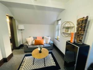 Posezení v ubytování Cosy 1BR Apt, City Centre, Free Parking, By DerBnB