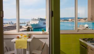 Apartment Amazing View في سبليت: مطبخ مع طاولة مطلة على سفينة سياحية