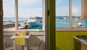cocina con mesa y vistas a un crucero en Apartment Amazing View, en Split