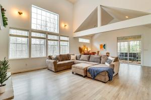 صورة لـ Screened Porch and Fire Pit Spacious Pocono Retreat في Pocono Pines