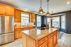 صورة لـ Screened Porch and Fire Pit Spacious Pocono Retreat في Pocono Pines