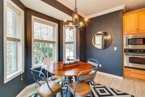 صورة لـ Screened Porch and Fire Pit Spacious Pocono Retreat في Pocono Pines +28 صورة