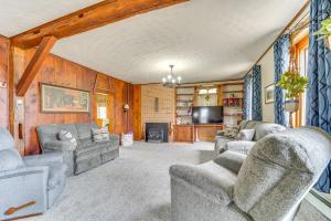 Una sala de estar con sofás y un televisor. en 3 Mi to Penns Creek Access Hideaway with Grill!, en Millmont 19 fotos más