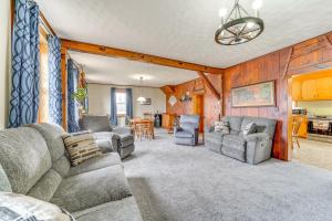 Una sala de estar con dos sofás y una cocina. en 3 Mi to Penns Creek Access Hideaway with Grill!, en Millmont