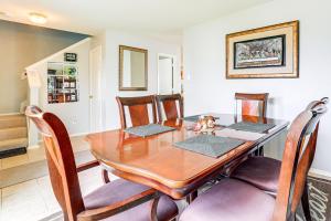 Posezení v ubytování 12 Mi to Energy Corridor Family Home with Grill!