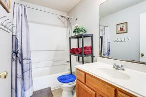 Koupelna v ubytování 12 Mi to Energy Corridor Family Home with Grill! + 18 fotografií