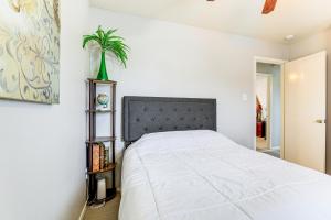 Postel nebo postele na pokoji v ubytování 12 Mi to Energy Corridor Family Home with Grill!