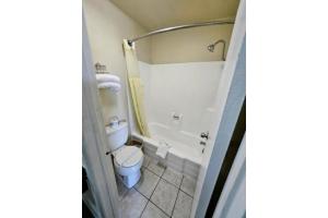 Ένα μπάνιο στο Hotel Ridgecrest An Extended Stay Studio +18 φωτογραφίες