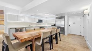 Η κουζίνα ή μικρή κουζίνα στο Oceanview Private Condo at 1 Hotel & Homes -904