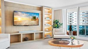 Μια τηλεόραση ή/και κέντρο ψυχαγωγίας στο Oceanview Private Condo at 1 Hotel & Homes -904
