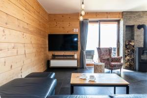 TV a/nebo společenská místnost v ubytování APARTAMENT No 2 MOUNTAIN VIEW Sauna Priv z ogrodem okolice Zakopane Czorsztyn Kluszkowce